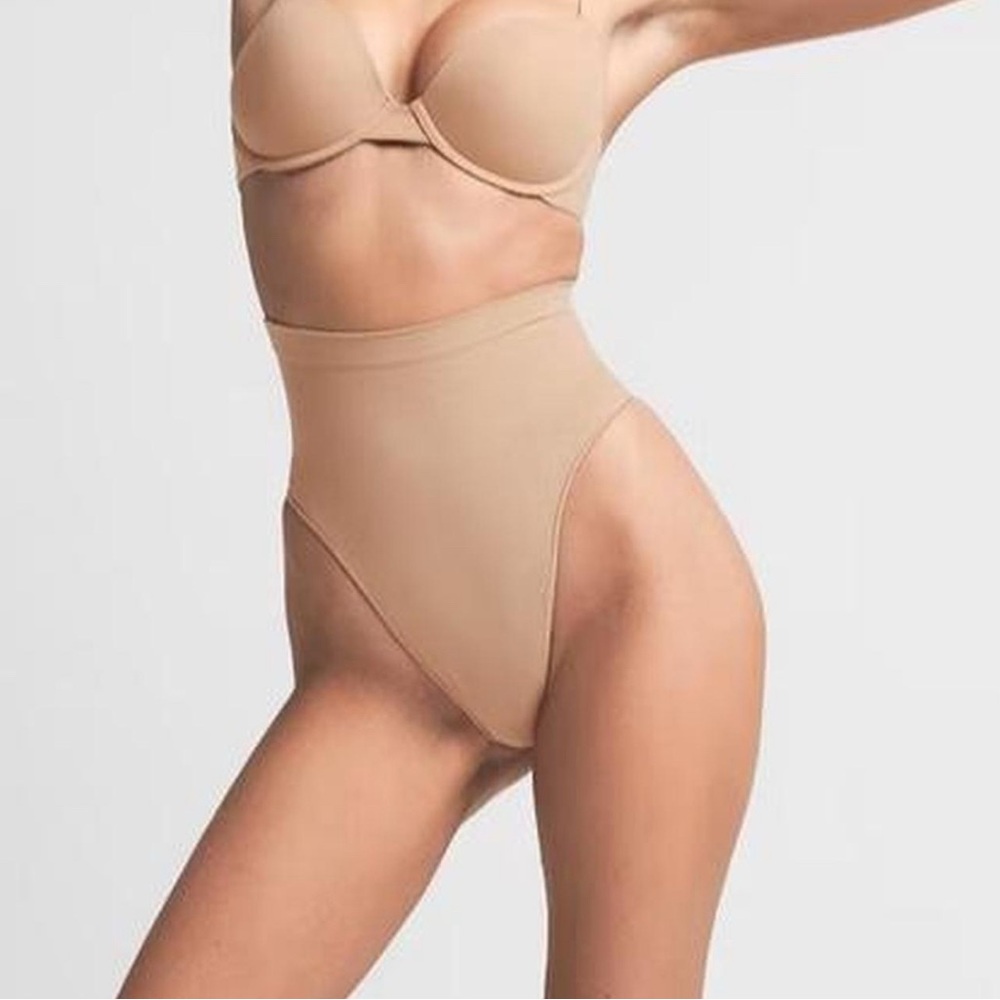 SKIMS *NWT SEAMLESS SCULPT MID WAIST THONG | M